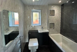 Wetwall bathroom with niches